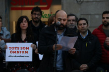 Primer pla de Marcel Mauri, vicepresident d'Òmnium Cultural, durant la lectura del manifest