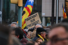 Detall d'un cartell reivindicant Carles Puigdemont com a president en la concentració de Tarragona