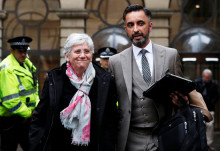 Clara Ponsatí i el seu advocat Aamer Anwar a la sortida de la vista a Edimburg