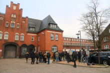 Una trentena de professionals dels mitjans de comunicació fan guàrdia a l'espera de la sortida de Carles Puigdemont de la presó de Neumünster