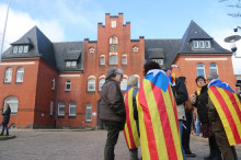 Comencen a arribar independentistes residents a Alemanya a la presó de Neumünster per donar la benvinguda a Puigdemont