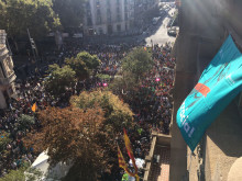 Imatge de centenars de persones davant de la conselleria d'Economia, a la Rambla de Catalunya amb Gran Via