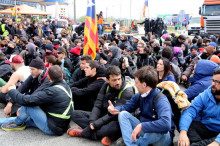 Els manifestants asseguts al mig de l'N-II durant el tall de trànsit a la carretera d'aquest 27 de març del 2018 convocat pels CDR