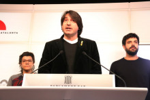 La diputada de la CUP Natàlia Sànchez (esquerra), el parlamentari Francesc Dalmases (JxCat, al faristol) i el diputat Ruben Wagensberg (ERC, dreta), en roda de premsa conjunta al Parlament