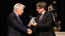Costa-Gavras i Carles Puigdemont, donant-li el Premi Internacional de Catalunya