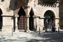 L'entrada de la seu del Diplocat tancada mentre la Guàrdia Civil fa un registre al seu interior