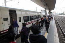 Pla general d'usuaris de l'estació de Tarragona esperant al tren procedent de Casp