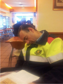 Àngel Gómez, de servei, dormint en una cafeteria