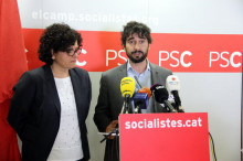 Pla mig dels diputats del PSC per Tarragona Rosa Maria Ibarra i Carles Castillo intervenint en roda de premsa