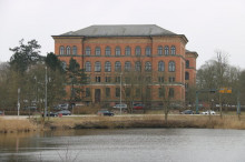 Vista del tribunal superior de Schleswig-Holstein des de l'altra riba del llac Burgsee