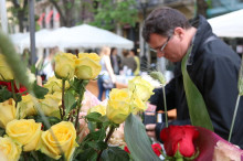 Pla curt de roses grogues a una parada de Rambla Catalunya de Barcelona