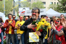 Jordi Pesarrodona amb un ram de roses grogues a la Plaça de Sant Domènec de Manresa abans de marxar cap als jutjats