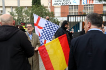Pla mitjà dels concentrats espanyolistes amb una bandera espanyola i una de Tabàrnia, el 16-4-18