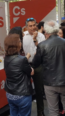 Felix Zamorano Benito, davant un stand de C's