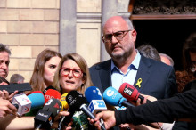 La portaveu de Junts per Catalunya, Elsa Artadi, i el portaveu parlamentari adjunt, Eduard Pujol, a la Plaça de Sant Jaume