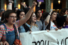 Imatge d'un grup de noies a la manifestació de rebuig a la sentència de 'La manada'