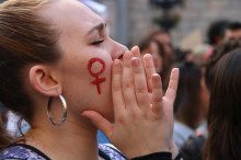 Una jove, amb les mans davant de la boca per cridar, en un pla curt a la manifestació de rebuig a la sentència de La Manada