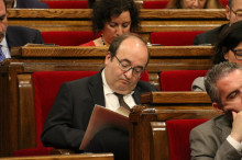 El president del grup parlamentari PSC-Units, Miquel Iceta, repassant uns papers durant la sessió plenària