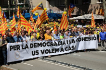 Pla general d'una de les dues pancartes que encapçalaven la manifestació d'Espai Democràcia i Convivència "Us volem a casa", amb les entitats impulsores de la marxa