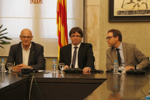 Pla curt del president Puigdemont, el conseller Romeva i el secretari general del Diplocat, Albert Royo