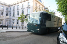 Un bus de la Guàrdia Civil, arribant a l'Audiència Nacional