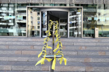 Els llaços grocs que els treballadors de la Generalitat a Girona han penjat a la barana de les escales de l'edifici de Pompeu Fabra