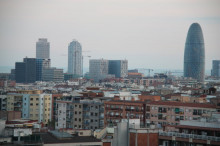 Silueta urbana de Barcelona. A l'esquerra les torres Mapfre i a la dreta la torre Agbar. Imatge presa des d'un terrat de la Meridiana