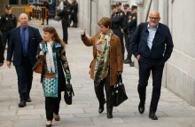 La membre de l'anterior Mesa del Parlament Anna Simó arriba la Tribunal Suprem acompanyada de Lluís Corominas per ser-los comunicat el processament