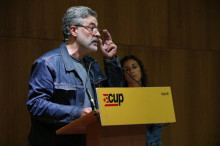 Carles Riera, de perfil, col·locant-se les ulleres mentre intervé en la conferència política de la CUP