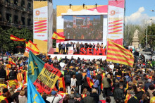 Pla obert de l'escenari de la manifestació de Societat Civil Catalana, a l'estació de França el 18 de març