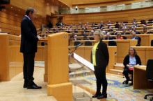 La senadora Mirella Cortès en el moment de prometre el càrerc davant García-Escudero