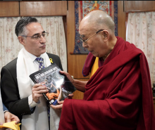 Ramon Tremosa entrega al Dalai Lama el llibre de Jordi Borràs, 'Dies que duraran anys'