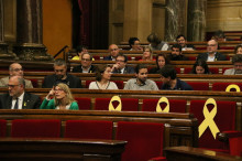 Bancada dels grups de JxCat i ERC, durant el ple del Parlament del 3 de maig de 2018
