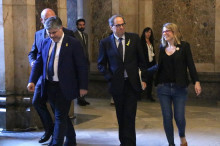 El candidat a la presidència Quim Torra (JxCat) flanquejat pels diputats Elsa Artadi, Albert Batet i Eduard Pujol als passadissos del Parlament