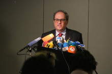Pla mig del president de la Generalitat Quim Torra davant de diversos micròfons en una roda de premsa a Berlín