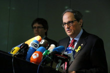 El president de la Generalitat, Quim Torra, en una roda de premsa a Berlín, amb Carles Puigdemont al fons