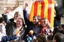 Els consellers cessats pel 155 Lluís Puig, Toni Comín i Meritxell Serret celebren la decisió del jutge el 16 de maig del 2018