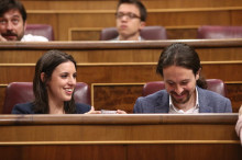 Irene Montero i Pablo Iglesias als seus escons del Congrés