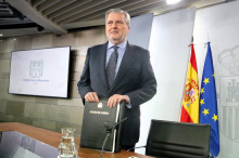 El portaveu del govern espanyol, Íñigo Méndez de Vigo, dempeus abans d'informar dels acords del Consell de Ministres
