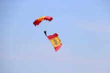 Pla general d'un dels membres de la Patrulla Acrobàtica de Paracaigudistes de l'exèrcit espanyol en l'actuació a Tarragona