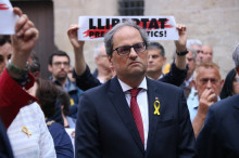 El president del Govern, Quim Torra, durant la cantada popular que reivindica l'alliberament dels "presos polítics" a la plaça del Rei de Barcelona