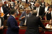El president de la Generalitat, Quim Torra, i el diputat Albert Batet parlant amb el portaveu parlamentari de Cs, Carlos Carrizosa