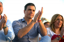 Imatge mitjana de Pedro Sánchez amb la presidenta andalusa Susana Díaz durant el míting de tancament de campanya a Sevilla