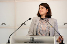 La diputada de JxCat, Gemma Geis, en una roda de premsa al faristol del Parlament