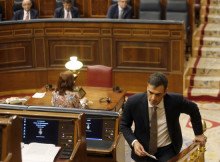El secretari general del PSOE, Pedro Sánchez, es dirigeix al seu escó després d'un dels seus discursos durant el debat de la moció de censura aquest 31 de maig del 2018