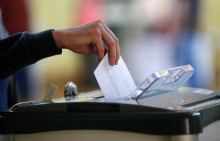 Un votant introdueix la papereta del seu vot a l'urna en el referèndum sobre l'avortament a Irlanda