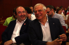 El primer secretari del PSC, Miquel Iceta, i l'exministre i expresident del Parlament Europeu, Josep Borrell, a l'acte del PSC a Montcada i Reixac