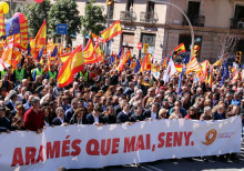 Manifestació de SCC en què és demana la recuperació del "seny" amb la capçalera recorrent l'avinguda Marquès de l'Argentera de Barcelona, el 18 de març de 2018. Pla general lateral