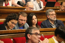 Els quatre diputats de la CUP: Natàlia Sànchez, Vidal Aragonès, Maria Sirvent i Carles Riera, als seus escons durant el ple del Parlament