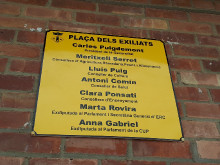 Placa amb el nom dels exiliats a Torrelameu